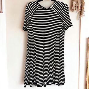 Abercrombie &‎ Fitch Black & White Striped Swing Dress Medium Loose Fit Casual